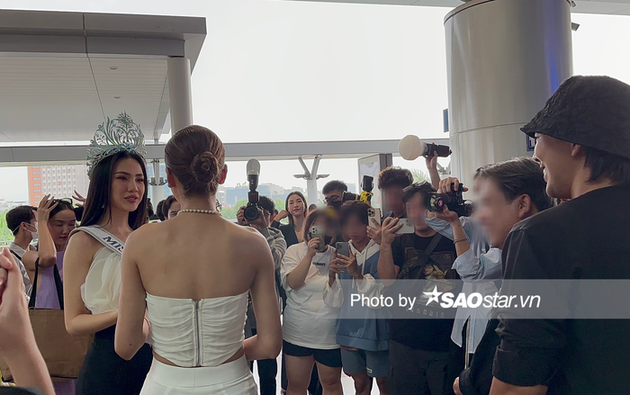 Lê Thu Trang là người huấn luyện catwalk cho Bùi Quỳnh Hoa dự thi Miss Universe 2023. Cô cùng ông xã đến sớm hơn dự kiến để chờ đợi học trò. 