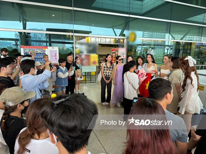 Không gian sân bay không quá ảm đạm, Bùi Quỳnh Hoa vẫn được nhiều người đến tận sân bay để động viên và ủng hộ tinh thần người đẹp.