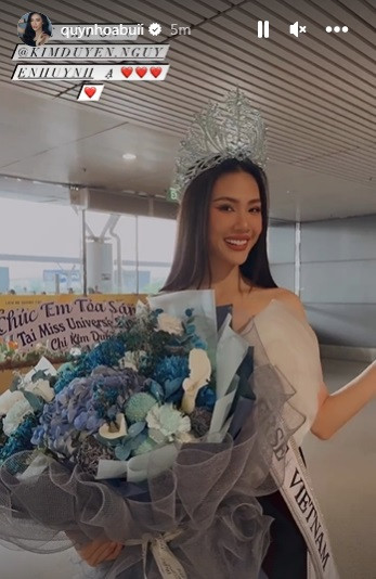 Bùi Quỳnh Hoa đội vương miện khi ra sân bay lên đường qua El Salvador thi Miss Universe.