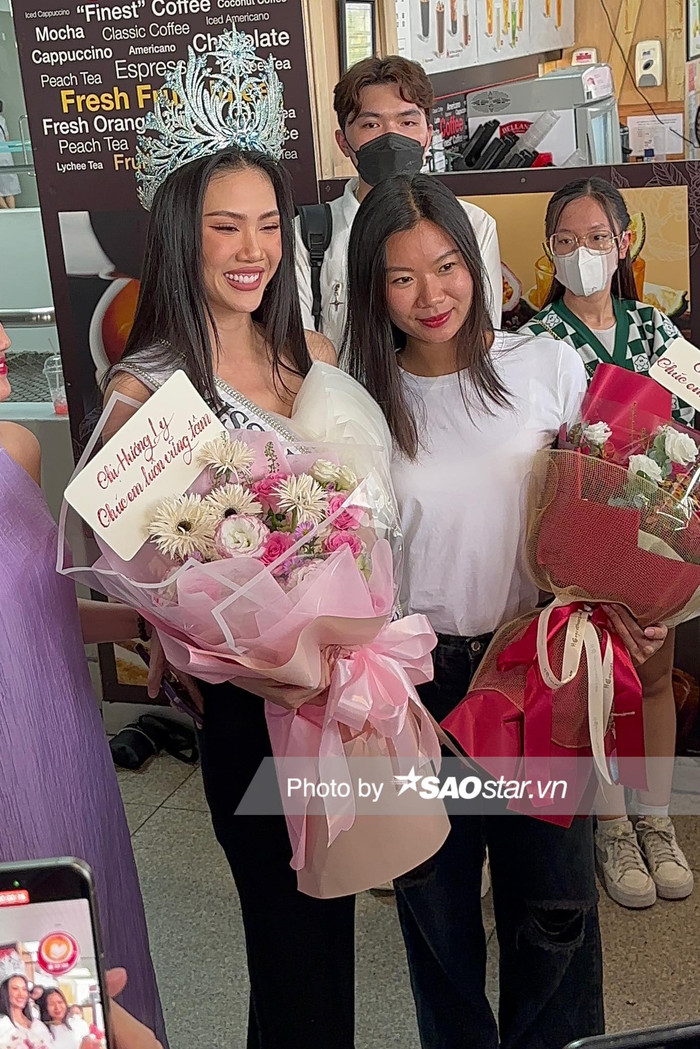 Á hậu Hồng Đăng đến tiễn Bùi Quỳnh Hoa qua El Salvador, Hương Ly gửi hoa chúc mừng.