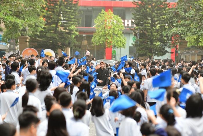 Lâm Phúc - Á quân Vietnam Idol được fan vây kín chào đón nồng nhiệt Ảnh 1