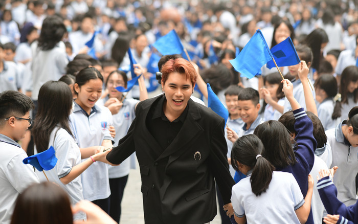 Lâm Phúc - Á quân Vietnam Idol được fan vây kín chào đón nồng nhiệt Ảnh 2