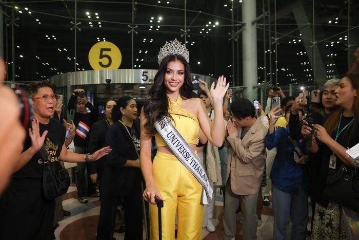 Chấm điểm thời trang sân bay của dàn Miss Universe: Bùi Quỳnh Hoa cân nổi chị đẹp Thái Lan không? Ảnh 3