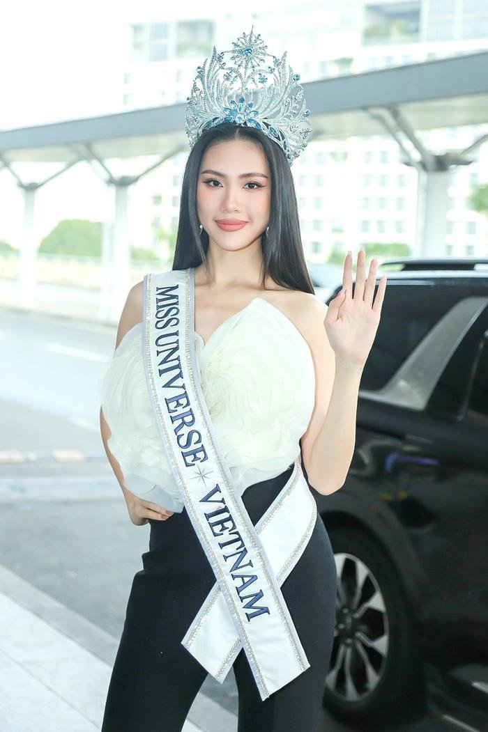 Chấm điểm thời trang sân bay của dàn Miss Universe: Bùi Quỳnh Hoa cân nổi chị đẹp Thái Lan không? Ảnh 2