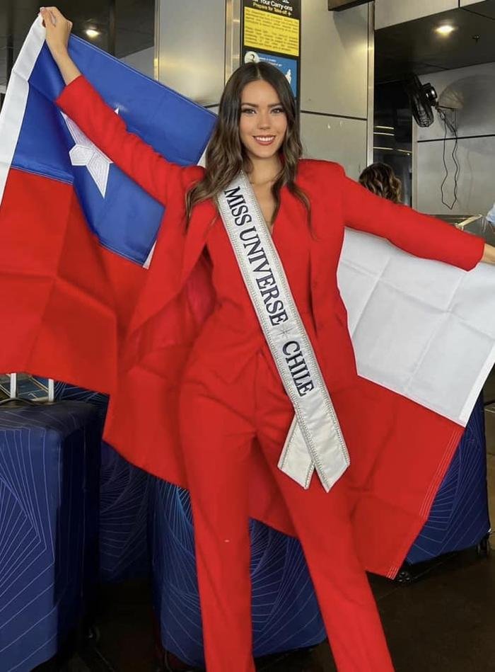 Chấm điểm thời trang sân bay của dàn Miss Universe: Bùi Quỳnh Hoa cân nổi chị đẹp Thái Lan không? Ảnh 15