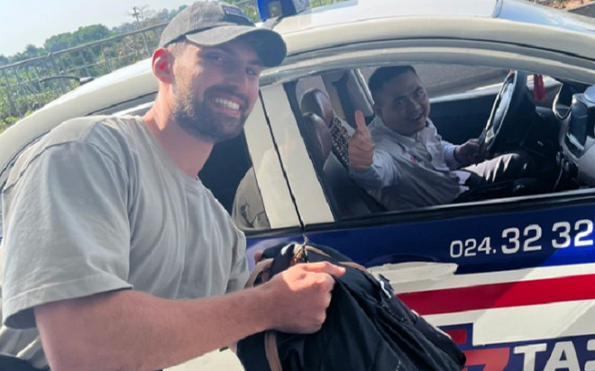 Đứng giữa sân bay, khách 'Tây' mới ngớ người phát hiện quên balo, hộ chiếu và cái kết bất ngờ Ảnh 2