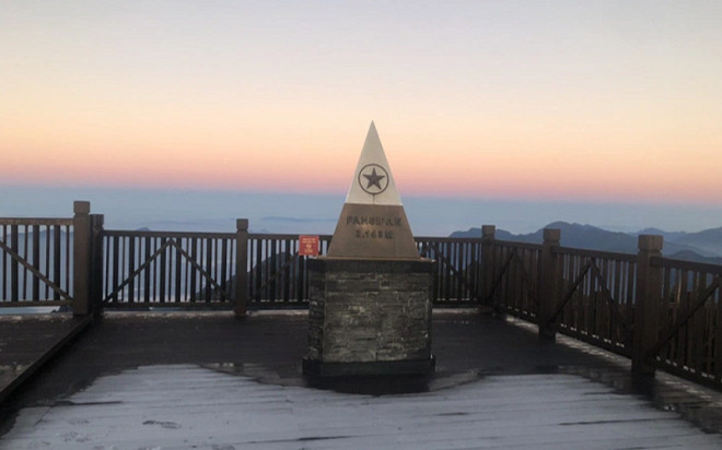 Nền nhiệt xuống dưới 0 độ, băng tuyết xuất hiện trên đỉnh Fansipan Ảnh 2