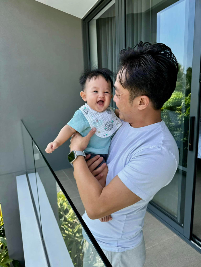 Nhóc tỳ sở hữu vẻ ngoài bụ bẫm, được nhận xét là 'sao y bản chính' từ bố doanh nhân. 