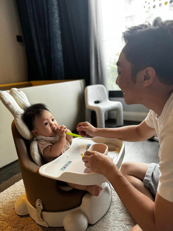 Loạt khoảnh khắc cực đáng yêu của quý tử Sutin khi được Cường Đô La đút ăn dặm lần đầu tiên. 