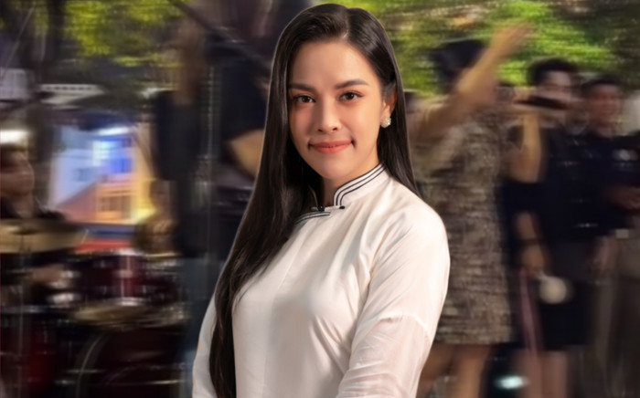 Ngọc Mai xuất hiện hát hò cùng khán giả tại Phố đi bộ, có còn mượt mà như thu âm? Ảnh 2