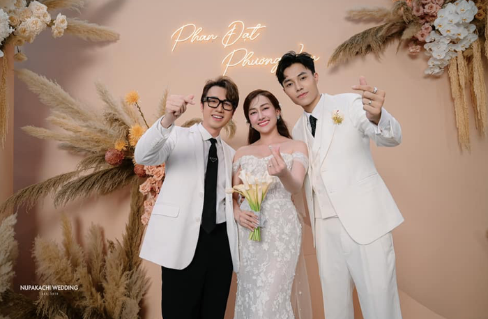 Minh Xù chính là MC tại đám cưới của Phương Lan - Phan Đạt. Mặc dù gặp sự cố có 1-0-2, thế nhưng nam MC vẫn vui vẻ và hết mình tại đám cưới của đồng nghiệp. 