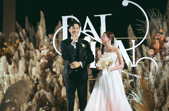 Phương Lan và Phan Đạt bày tỏ sự xúc động cùng niềm vui và hạnh phúc trong ngày cưới. 