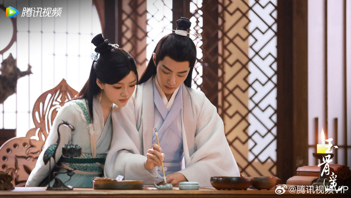 Ngọc Cốt Dao sau khoảng 2 năm tồn kho đã ra mắt khán giả, nhưng hiệu quả chiếu tương đối gây tranh cãi, nội dung phim và diễn xuất của dàn cast được cho không đủ hay như những gì người ta đã nghĩ. 