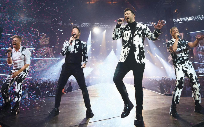 Khán giả không chịu về dù concert Westlife đã kết thúc, hình ảnh khiến ai nhìn cũng rưng rưng! Ảnh 2