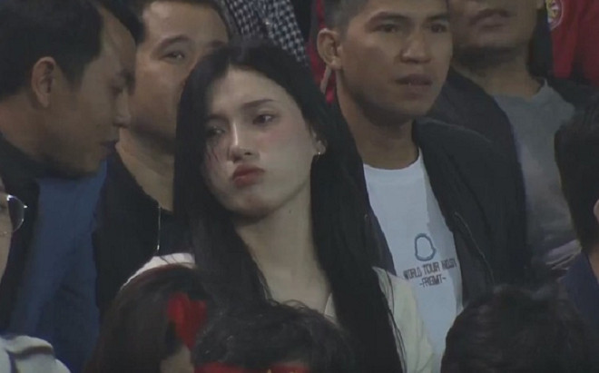 Cô gái xinh đẹp xuất hiện trên sóng trận Việt Nam - Iraq đang được cả MXH 'truy tìm' là ai? Ảnh 2