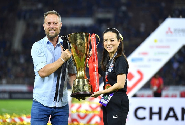 Cách đây vài phút, nữ tỷ phú Madam Pang đã chính thức tuyên bố sa thải HLV Polking.