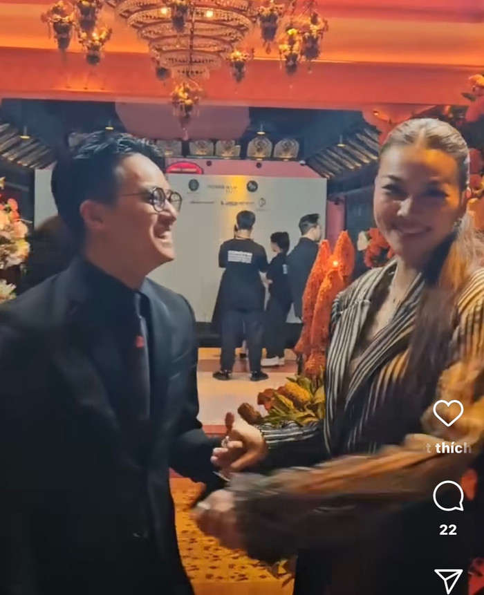 Khi được Thanh Hằng hỏi hôm nay ai đẹp nhất, Nhạc trưởng Trần Nhật Minh liền trả lời với khuôn mặt đầy tự hào: 'Vợ anh đẹp nhất'.