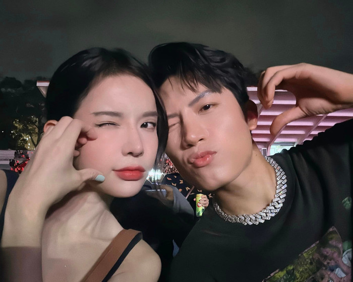 Cặp đôi tạo dáng theo trend 'tình bể bình'.