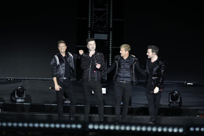 Khoảnh khắc đắt giá trong concert Westlife: Hát cùng fan nữ, khán giả lớn tuổi say sưa hòa giọng Ảnh 3