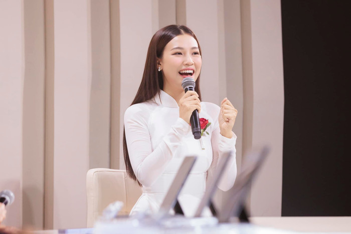 Với suy nghĩ, năng lượng tích cực cô luôn hướng đến những điều tốt đẹp trong tương lai, vực dậy sau những tổn thương.