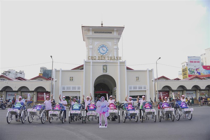 Fan Việt gửi tặng món quà sinh nhật sớm đến Becky Armstrong.