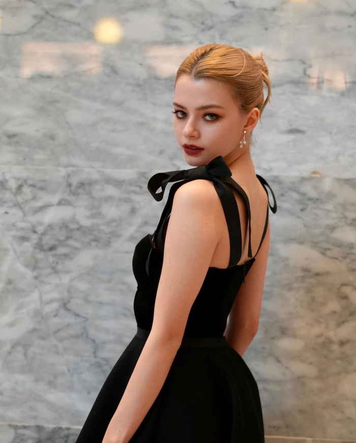 Diễn viên Becky Armstrong.