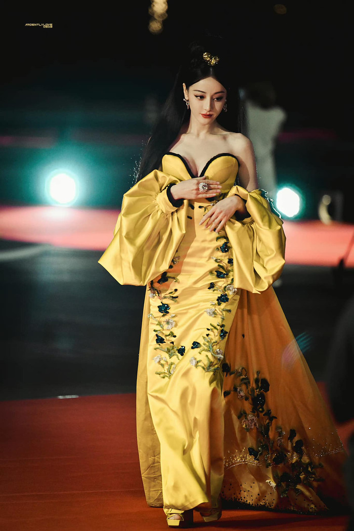 Tạo hình thảm họa của Địch Lệ Nhiệt Ba tại ELLE Thịnh Điển