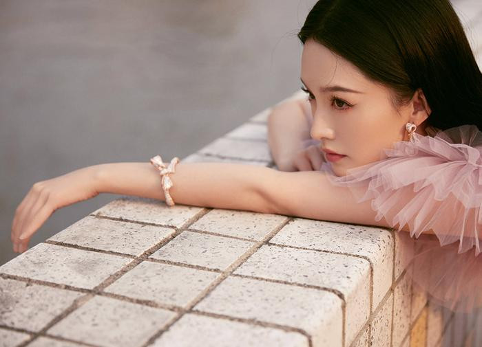 Thảm đỏ VOGUE: Địch Lệ Nhiệt Ba hóa nữ hoàng Ai Cập vẫn bại thảm dưới tay 'đối thủ trời chọn' Ảnh 7