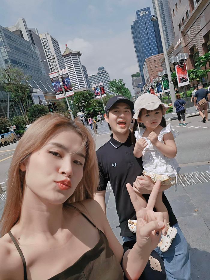 Vợ chồng Đông Nhi thường đưa con gái đi chơi