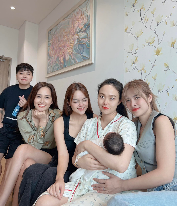 Đông Nhi vẫn duy trì tình bạn thân thiết với hội chị em đình đám trong giới showbiz