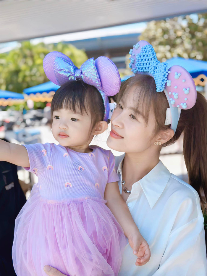 Con gái Đông Nhi đã tròn ba tuổi, cô bé được nhận xét ngày càng lộ rõ nhiều nét đẹp của bố và mẹ