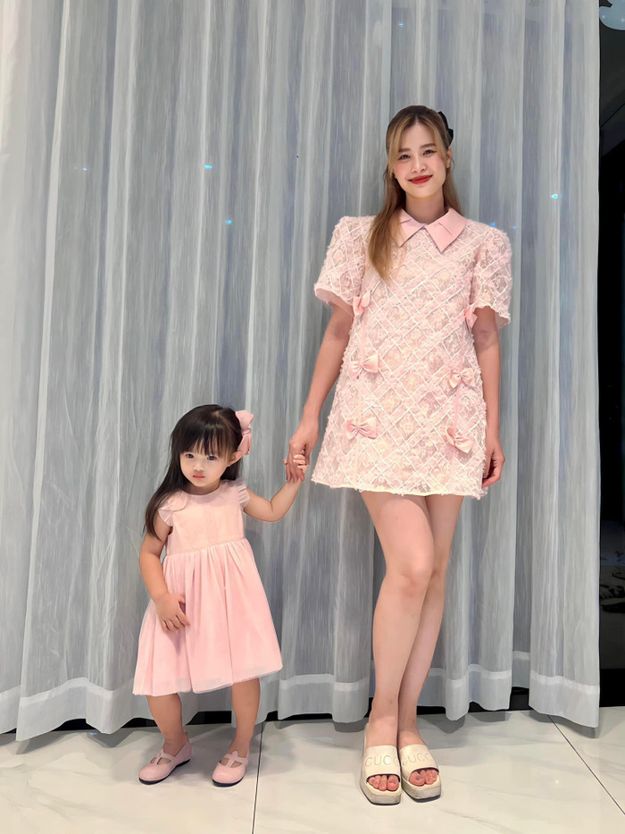 Hình ảnh mới nhất của Đông Nhi bên cạnh con gái đầu lòng