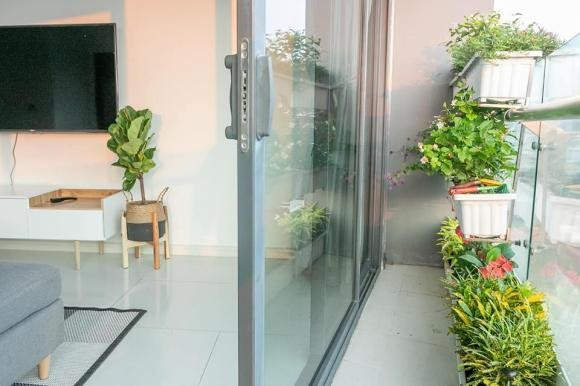 Không gian ban công thơ mộng với những chậu cây xanh mướt