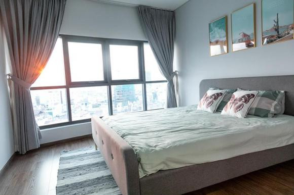 Căn hộ của siêu mẫu Minh Tú gồm 2 phòng ngủ được bài trí theo phong cách đơn giản với bảng màu trung tính chủ đạo.