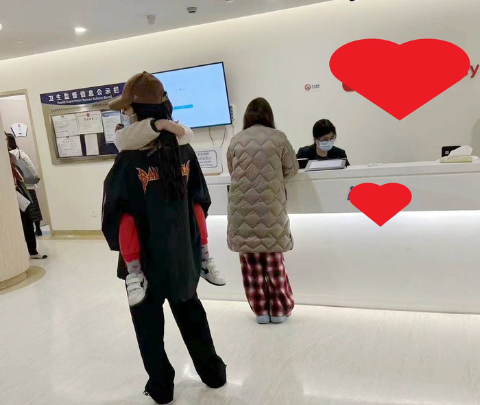 Hình ảnh mới nhất của Angelababy và con trai