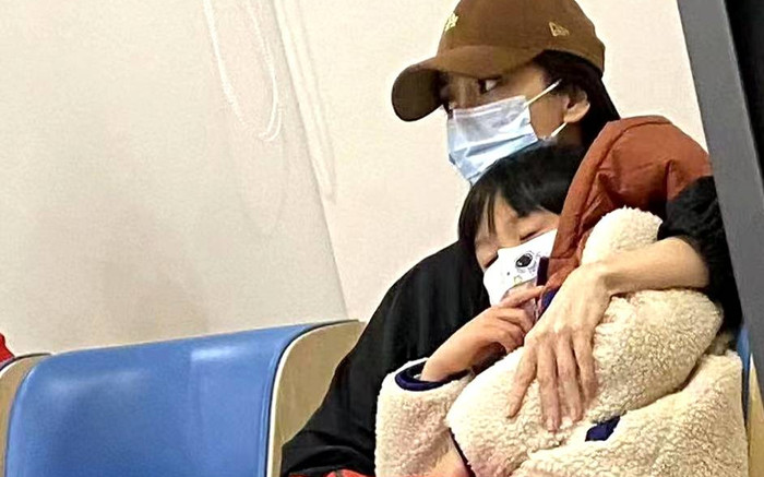 Angelababy lộ rõ sự tiều tụy, xuất hiện cùng con trai sau lệnh 'phong sát' Ảnh 2