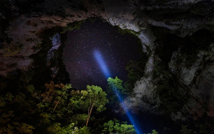 Choáng ngợp với khung cảnh bên trong hố sụt sâu nhất Việt Nam Ảnh 2