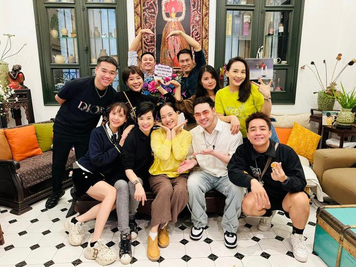 Bảo Thanh diện áo màu vàng rực rỡ, nở nụ cười đầy hạnh phúc khi gặp lại bạn bè và NSND Lê Khanh