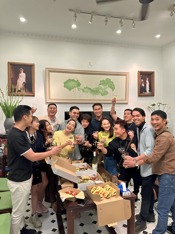 NSND Lê Khanh lộ rõ sự hạnh phúc khi chứng kiến Bảo Thanh và dàn học trò đến thăm tại nhà riêng