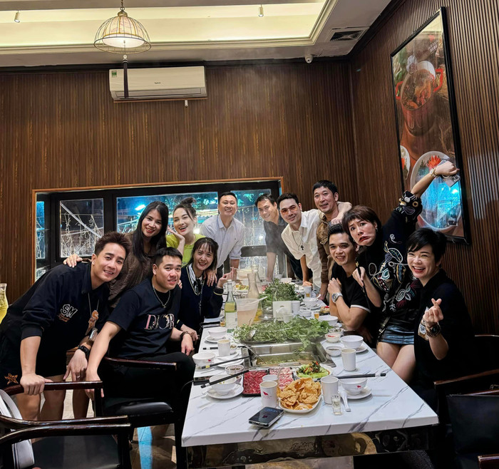 Ngay sau đó, Bảo Thanh cùng các bạn học đã cùng nhau có một bữa ăn đầy ấm cúng trong một nhà hàng sang chảnh