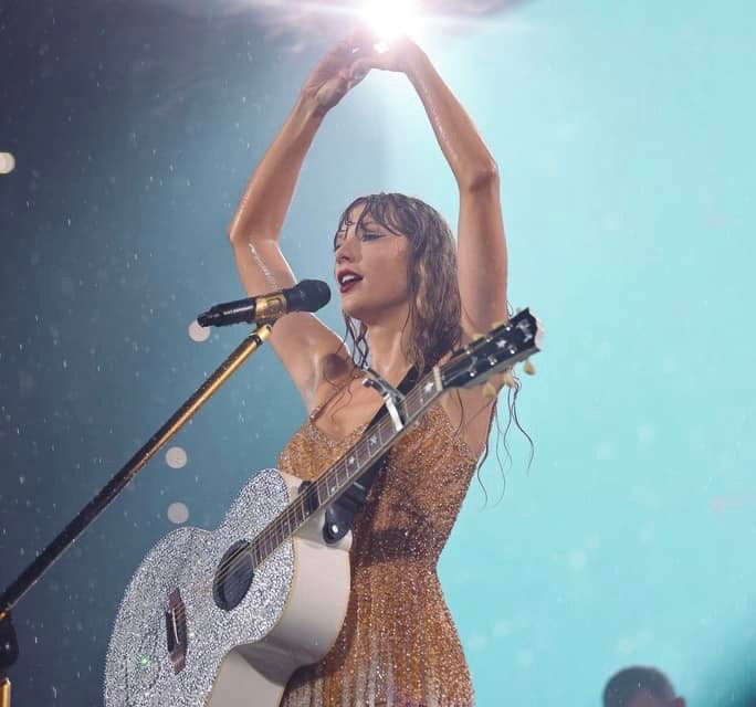 Trong các đêm nhạc, Taylor Swift luôn biểu diễn hết mình