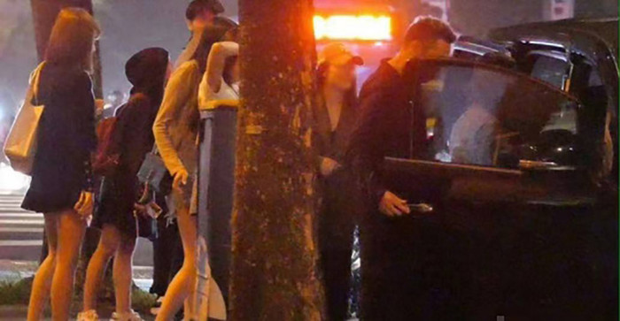 Hứa Nhã Quân bị bắt gặp xuất hiện ở quán bar cùng nhiều người đẹp.