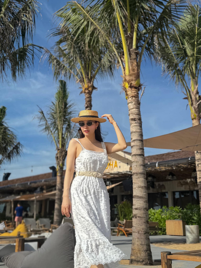 Minh Hằng hào hứng chia sẻ thêm: 'Đưa con đi biển, chưa thấy con chơi đâu mà mẹ đi ăn hình trước à'