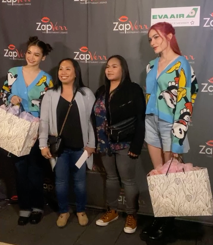 Engfa Waraha và Charlotte Austin vướng nghi vấn hẹn hò đồng giới.