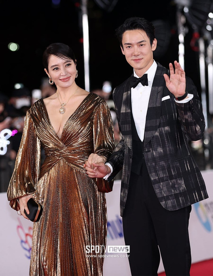 Kim Hye Soo và Yoo Yeon Seok trên thảm đỏ