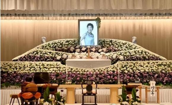 Người thân và bạn bè tiết lộ năm nay là kỷ niệm 50 năm ngày Ohashi Junko ra mắt nhưng họ chưa bao giờ nghĩ rằng nữ ca sĩ này sẽ được hỏa táng vào đúng ngày kỷ niệm 50 năm của cô.