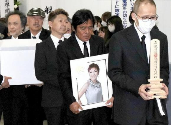 Khán giả, bạn bè gửi lời chia buồn thương tiếc tới gia đình nữ ca sĩ.