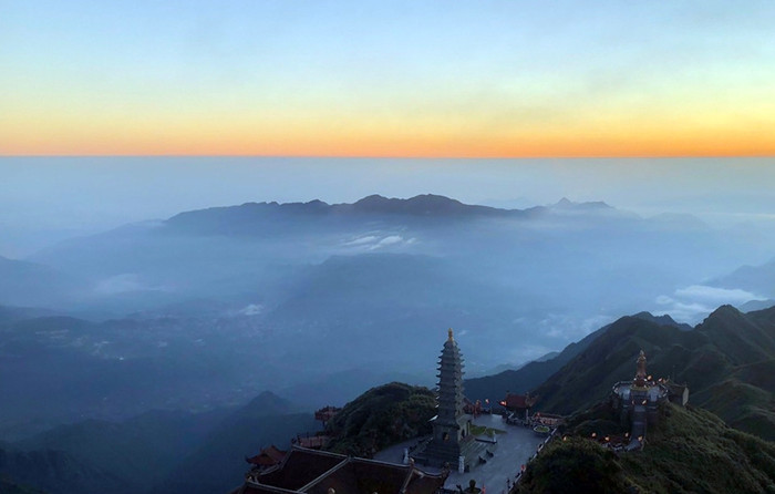 Băng tuyết xuất hiện lúc bình minh khiến khung cảnh đỉnh Fansipan trở nên tuyệt đẹp. Ảnh: báo Lào Cai