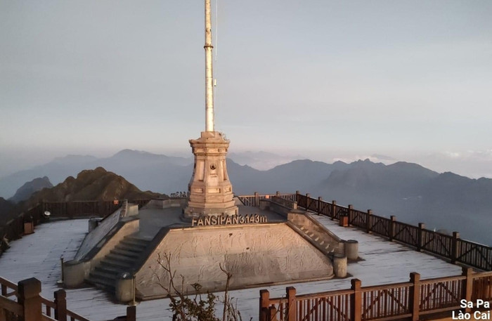 Rạng sáng 25/11, đỉnh Fansipan xuất hiện băng tuyết. Ảnh: báo Lào Cai