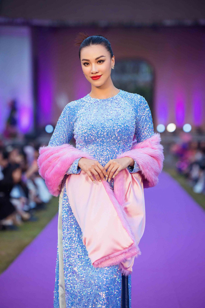 Kim Duyên hoảng hốt vì vật lạ khi đang chụp thảm đỏ, chuyện gì đang xảy ra? Ảnh 4